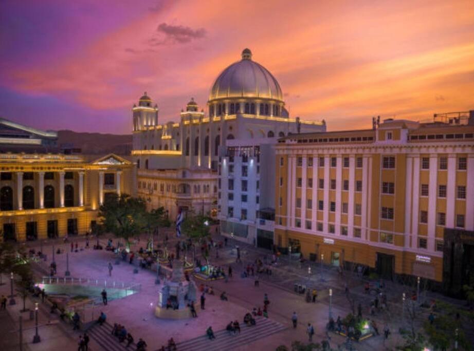 Spectacular Night Views * San Salvador
